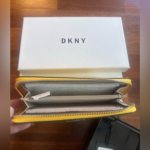 DKNY PATENT SUTTON LARGR ZIP BILLFOLD YELLOW - Picture 3 of 7